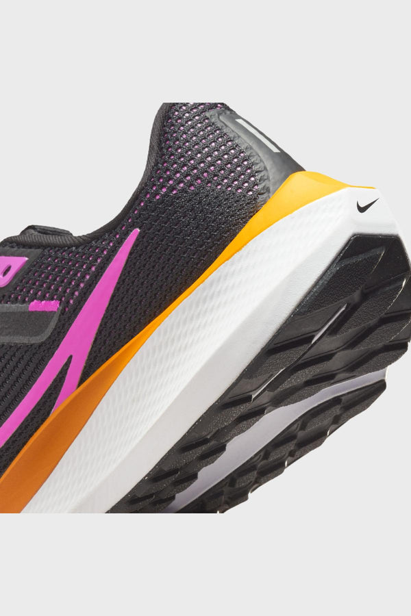 NIKE - リヴァプール × Nike Zoom ペガサス 40 トレーナー リヴァプール×NIKE『ペガサス40』ランニングシューズ登場！ユニ
