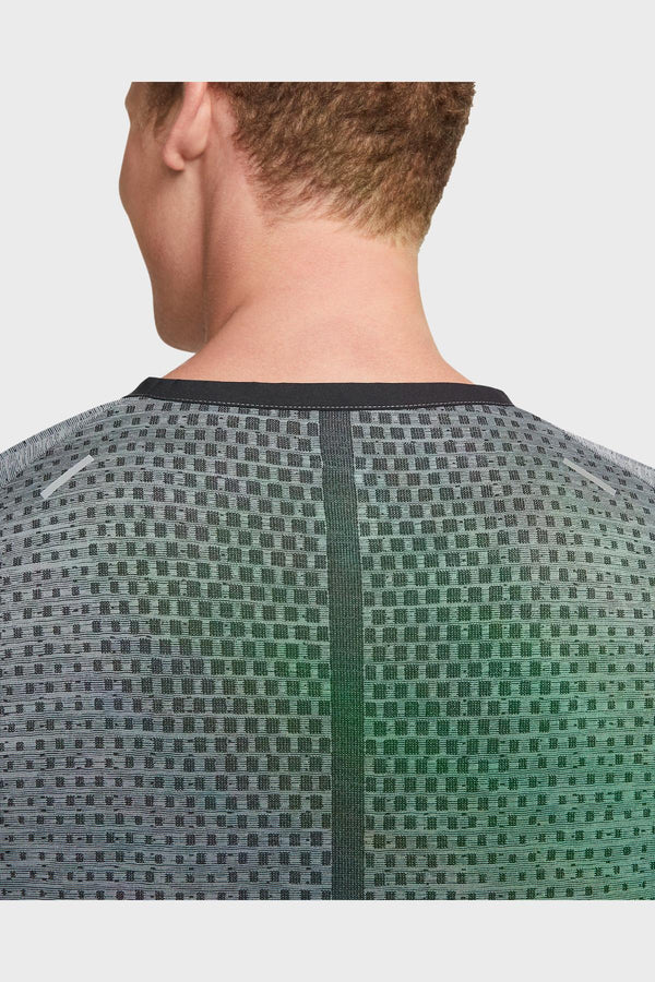 NIKE4_clipped_rev_1_8_600x.jpg