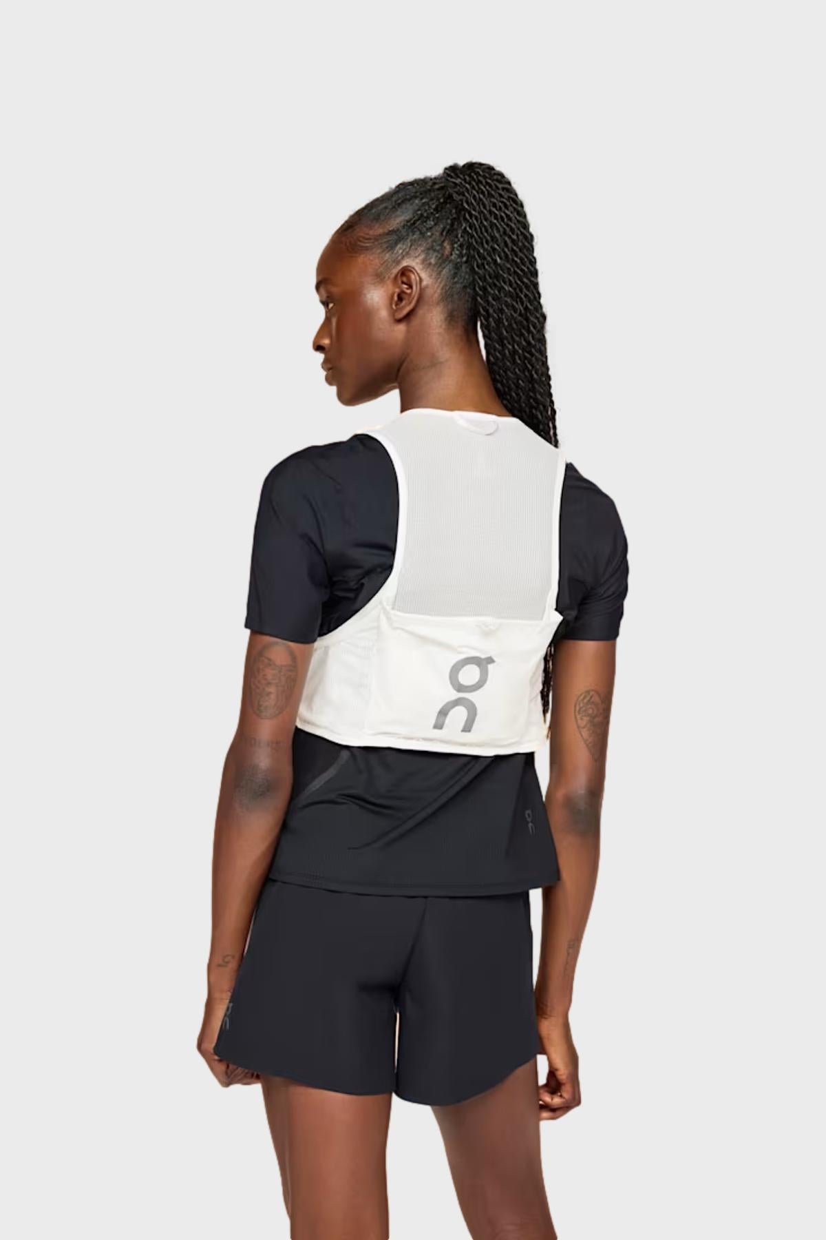 on ウルトラ ベスト 5L Sサイズ Ultra Vest 5L: Lightweight Trail Running Vest With Flasks | On Japan